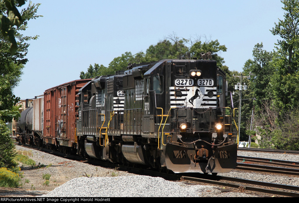 NS 3270 leads train P10 down the lead towards Elm